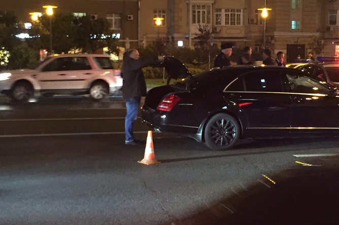Mercedes-Benz S-класса во время демонтажа номеров после аварии на Новом Арбате в Москве, 25 сентября 2017 года