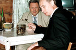 Владимир Путин и губернатор Самарской области Константин Титов во время визита в деревню Кузькино, 2000 год
