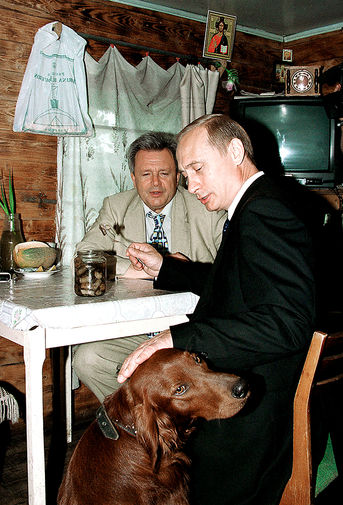 Владимир Путин и губернатор Самарской области Константин Титов во время визита в&nbsp;деревню Кузькино, 2000&nbsp;год