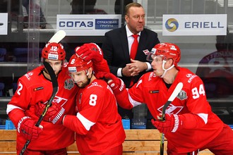 Игроки «Спартака» Анатолий Никонцев, Максим Трунев и Райан Стоа (слева направо), а также главный тренер «Спартака» Вадим Епанчинцев