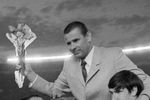 Лев Яшин на плечах футболистов после матча сборной звезд мирового футбола и «Динамо», посвященного окончанию спортивной карьеры вратаря, 1971 год