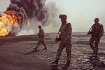 Патруль морской пехоты США рядом с горящей скважиной в окрестностях Кувейта, 7 марта 1991