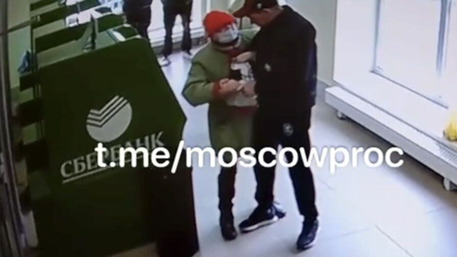 В Москве мужчина забрал пенсию женщины, когда она пополняла свой счет в банкомате