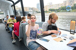 Пассажиры электрического речного трамвайчика в Москве