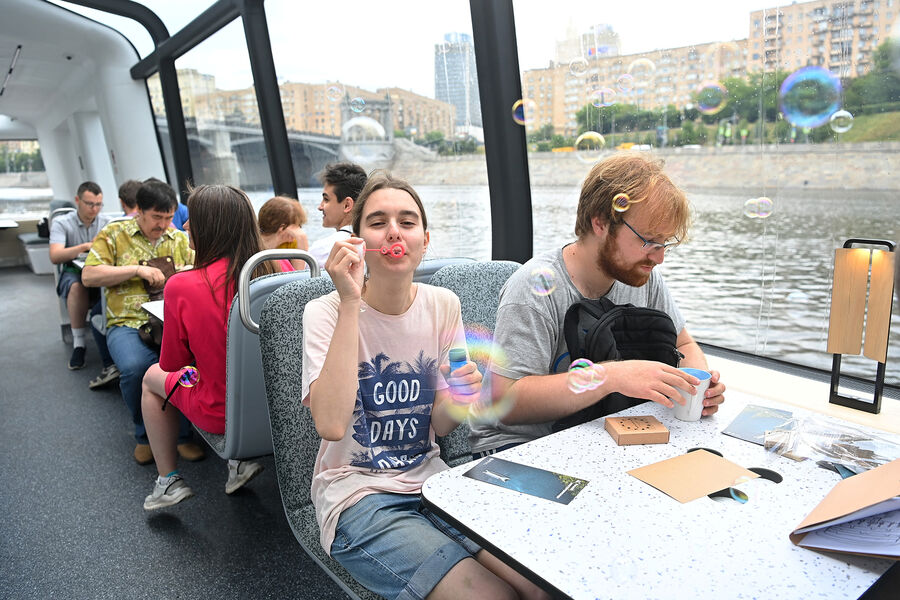 Пассажиры электрического речного трамвайчика в&nbsp;Москве