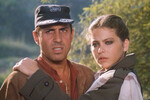 <b>«Укрощение строптивого» (1980)</b>
<br><br>Это, наверное самая известная картина с участием Орнеллы Мути — по крайней мере, в нашей стране. Кто хотя бы раз не смотрел по телевизору, как герой Адриано Челентано давит ногами виноград или выволакивает героиню Орнеллы Мути на улицу прямо вместе с кроватью?
И все же напомним, о чем речь. Адриано Челентано исполнил в картине роль 40-летнего фермера, который привык жить в одиночестве и много работать. Орнелла Мути — 25-летнюю горожанку Лизу Сильвестри, случайно оказавшуюся в доме мрачного сельского жителя. Она решает растопить лед в сердце фермера, но тот окажется непоколебим. На какое-то время.
Во время съемок у Орнеллы Мути и Адриано Челентано случился не только экранный, но и реальный роман, из-за которого актриса развелась с первым мужем, Алессио Орано (ее партнером по дебютной картине «Самая красивая жена»). Но отношения с Челентано тоже закончились — тот остался в браке с актрисой Клаудией Мори. А вот на экране актеры еще встретятся — в 1981 году они вновь сыграли пару в картине «Безумно влюбленный».