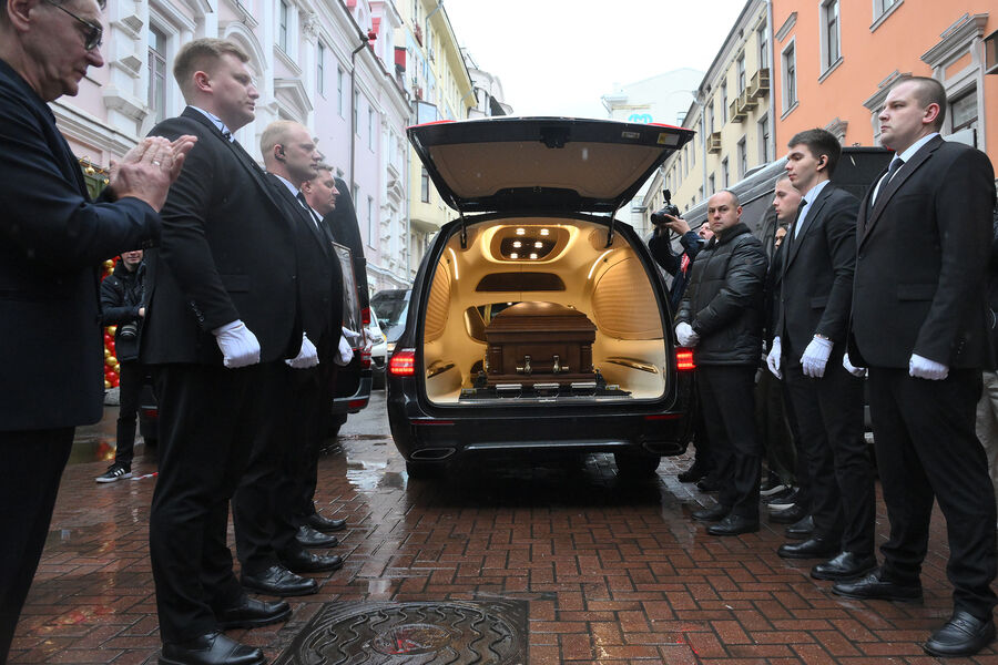 Церемония прощания с&nbsp;народным артистом России Владимиром Симоновым в&nbsp;Театре им. Евгения Вахтангова в&nbsp;Москве, 12&nbsp;ноября 2025&nbsp;года