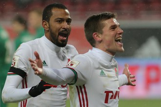 Полузащитник московского «Локомотива» Игорь Денисов празднует с партнером по команде Майконом гол в ворота «Томи» в матче 16-го тура РФПЛ