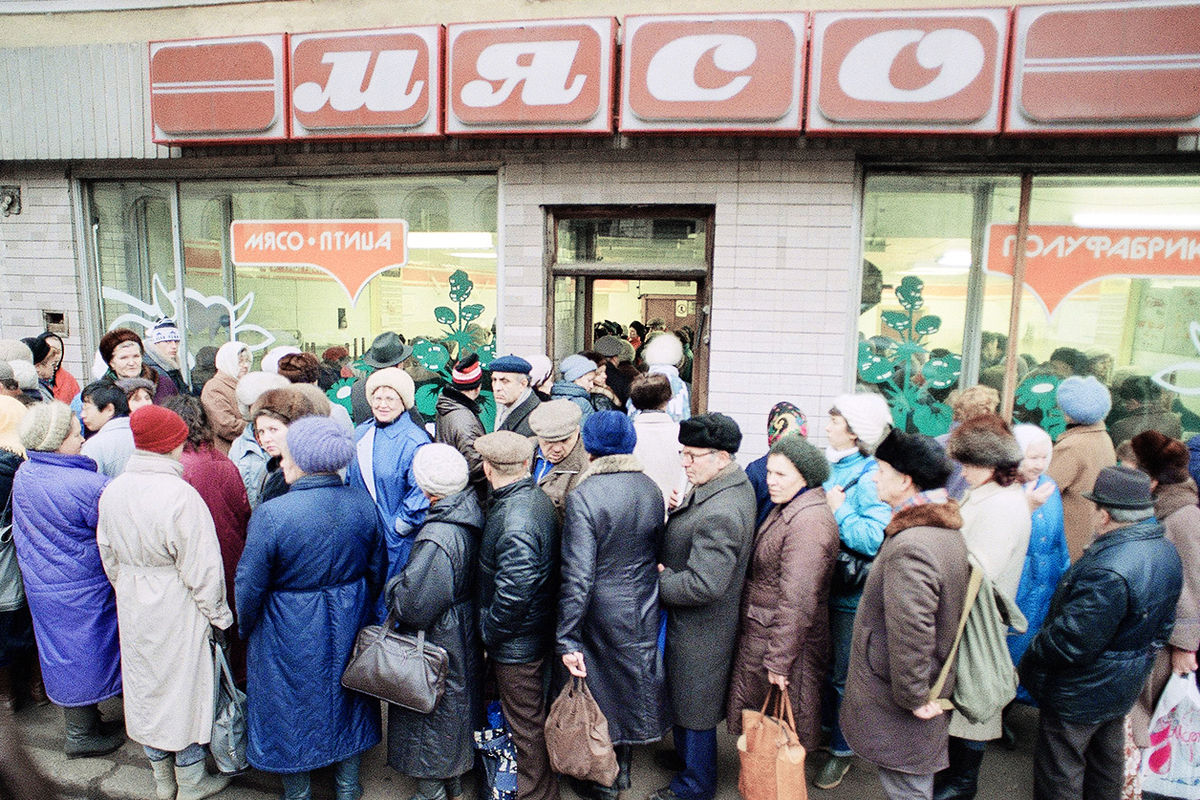 Очередь в магазин в Москве, декабрь 1990 года