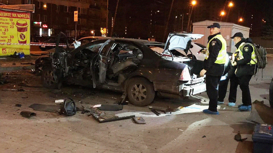 Сотрудники полиции на месте взрыва автомобиля в Киеве, 4 апреля 2019 года