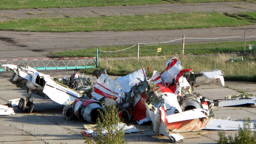 Обломки самолета Леха Качиньского в аэропорту Смоленска, октябрь 2010 года