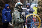 Российский миротворец и горожане на одной из улиц Алма-Аты, 11 января 2022 года