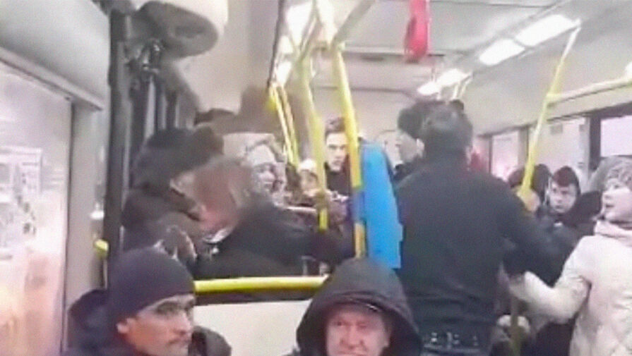 В Нижнем Новгороде двое мужчин напали на девушек в автобусе