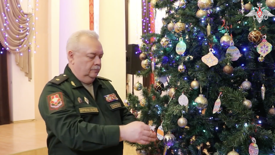 Врио командующего ЦВО Линьков показал девочке боевой вертолет в рамках Елки желаний