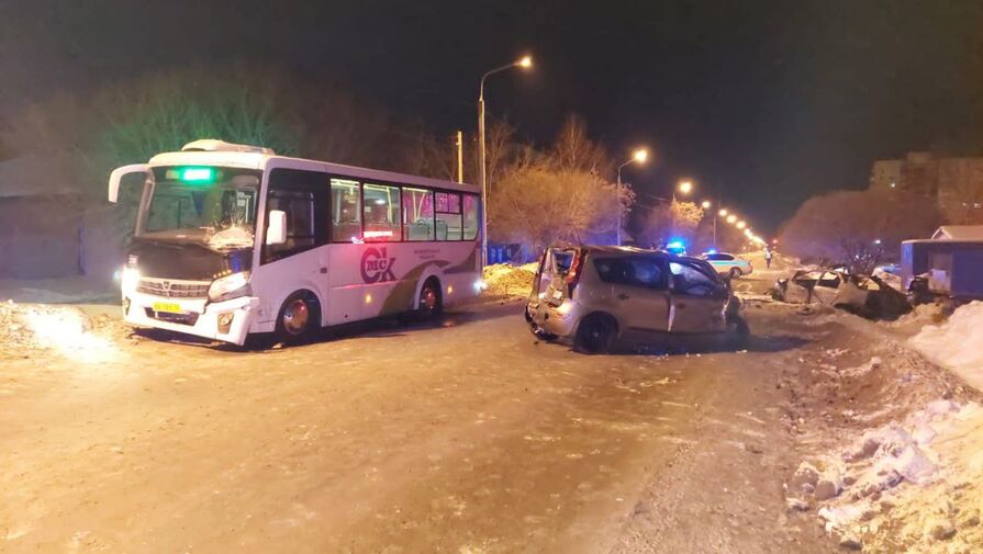 В Омске лобовое ДТП привело к возгоранию автомобиля и смерти водителя