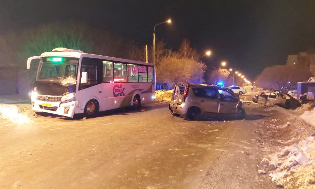 В Омске лобовое ДТП привело к возгоранию автомобиля и смерти водителя -  Газета.Ru | Новости