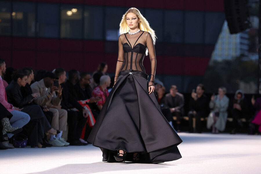 Джиджи Хадид на&nbsp;показе коллекции Versace осень-зима 2023/2024