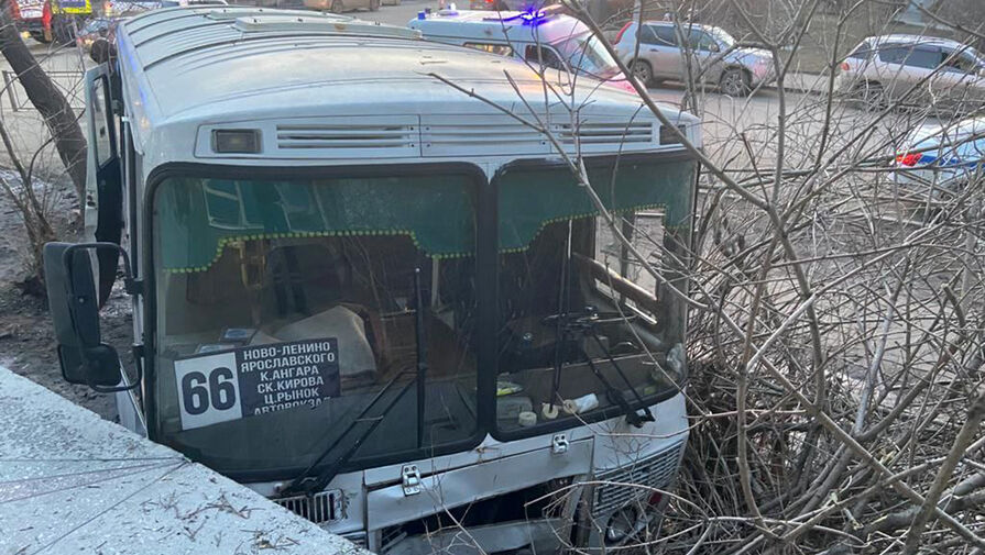 В Иркутске маршрутный автобус врезался в дом после столкновения с пожарной машиной