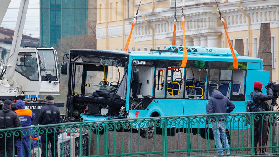 Переработки и фальсификации. Почему в Петербурге горят и тонут автобусы
