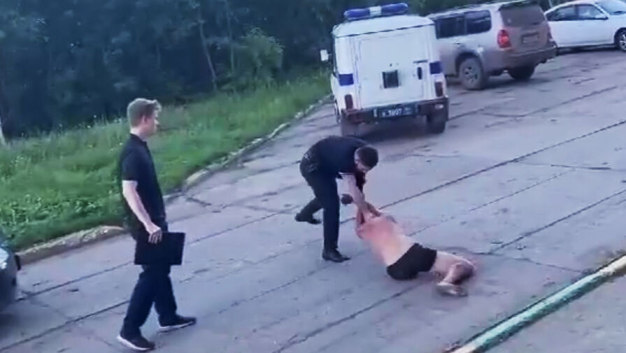 Полицейский избил участника СВО без ноги