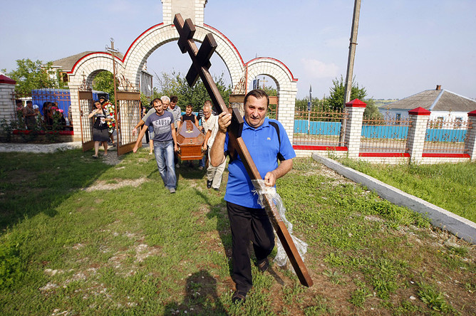 Жители Крымска хоронят погибших в результате наводнения