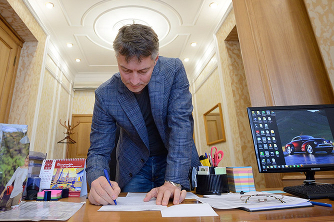 Мэр Екатеринбурга Евгений Ройзман у своего рабочего кабинета