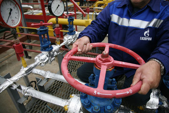 «Газпром» добился права оперативно отключать российских неплательщиков от трубы