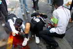 Раненый демонстрант во время беспорядков в Таиланде