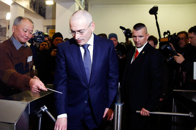 Михаил Ходорковский в музее Берлинской стены