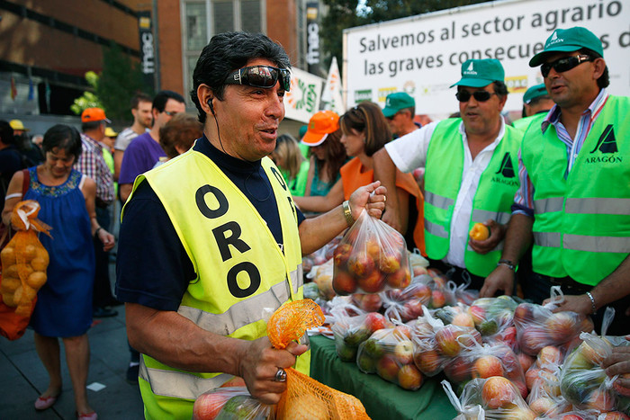 Испанские фермеры раздают фрукты и овощи в знак протеста против последствий российского эмбарго на импорт этой продукции