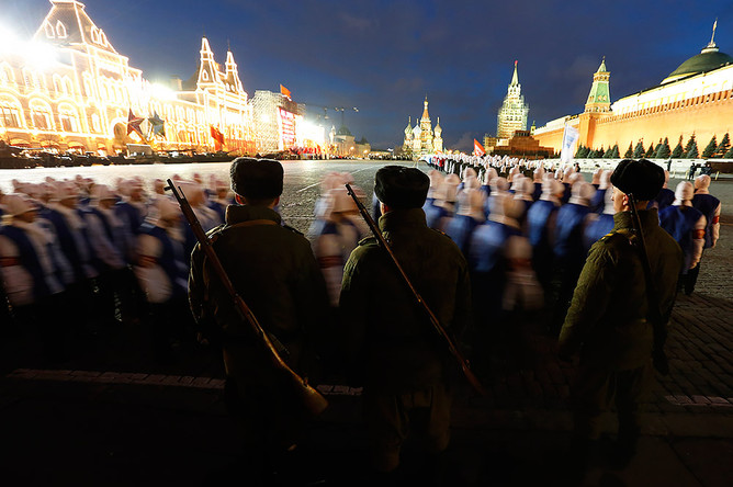Репетиция участников марша в честь парада 7 ноября 1941 года на Красной площади