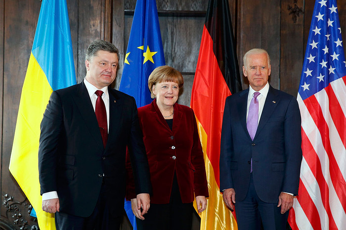 Президент Украины Петр Порошенко, канцлер ФРГ Ангела Меркель и вице-президент США Джо Байден во время Мюнхенской конференции