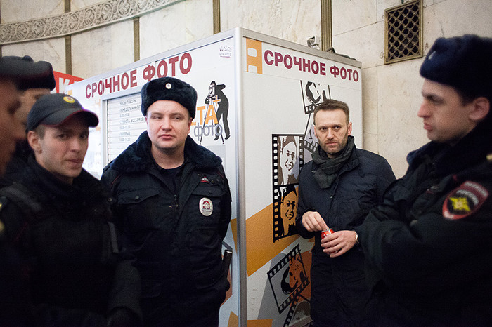 Оппозиционер Алексей Навальный (включен в список террористов и экстремистов) во время задержания на&nbsp;станции метро &laquo;Краснопресненская&raquo;