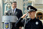 Президент Украины Петр Порошенко и начальник патрульной полиции Киева Александр Фацевич на церемонии принесения присяги сотрудниками патрульной полиции 