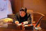 Северокорейский лидер Ким Чен Ын подписывает документ запуске ракеты со спутником в Пхеньяне