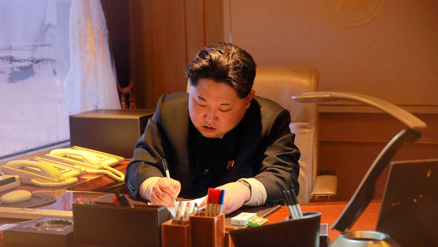 Северокорейский лидер Ким Чен Ын подписывает документ запуске ракеты со спутником в&nbsp;Пхеньяне