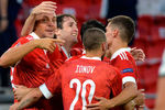 Игроки сборной России радуются забитому голу в матче 2-го тура Лиги наций УЕФА между сборными Венгрии и России, 6 сентября 2020 года
