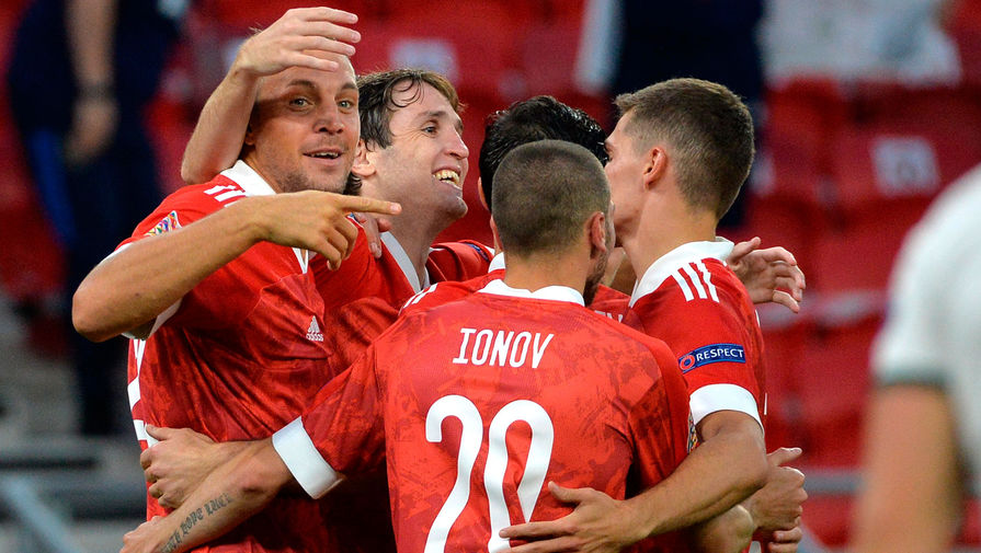 Игроки сборной России радуются забитому голу в&nbsp;матче 2-го тура Лиги наций УЕФА между&nbsp;сборными Венгрии и России, 6 сентября 2020 года