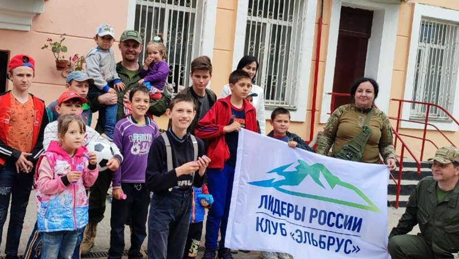Победитель конкурса Лидеры России передал гумпомощь детскому центру в Донбассе