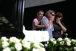 Во время церемонии прощания с бывшим солистом группы «Ласковый май» Юрием Шатуновым в зале Троекуровского кладбища, 26 июня 2022 года