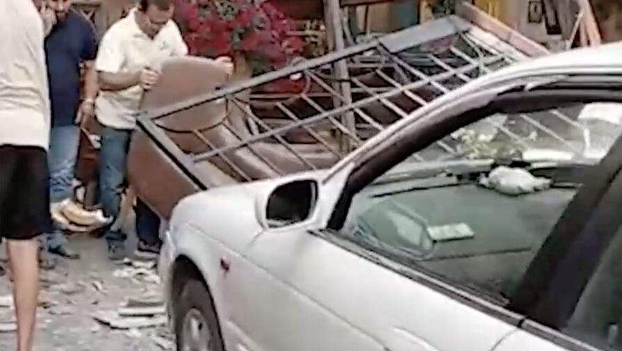 Автомобиль протаранил ограду ресторана в Екатеринбурге и оказался на веранде