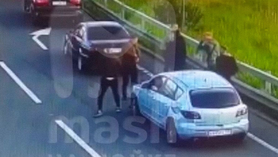 Водители из-за ДТП устроили стрельбу на трассе, трое получили ранения