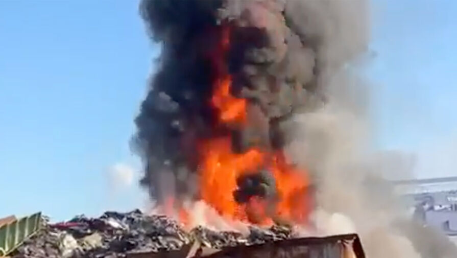 В ФРГ на территории фирмы по переработке отходов произошел крупный пожар со взрывами