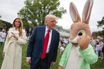 Президент США Дональд Трамп, первая леди Мелания Трамп и Пасхальный кролик на церемонии приготовления яичного рулета на Южной лужайке Белого дома в Вашингтоне, 21 апреля 2025 года