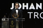 Футбольный тренер Фабио Капелло вручает женский приз имени Йохана Кройфа на церемонии премии «Золотой мяч» в Париже, 22 сентября 2025 года