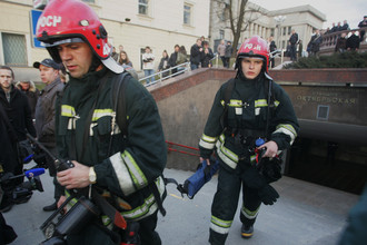 Пожарные у станции метро «Октябрьская», где прогремел взрыв