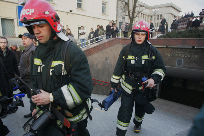 Пожарные у станции метро «Октябрьская», где прогремел взрыв