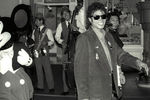 Певец Майкл Джексон в сопровождении Микки Мауса во время посещения Диснейленда в Токио, 1987 год