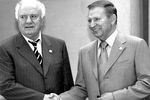 453188 20.07.2002 Президент Грузии Эдуард Шеварднадзе и президент Украины Леонид Кучма во время саммита ГУУАМ в Ялте, 2002 год