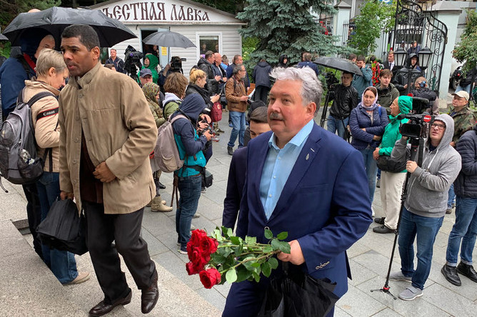 Сергей Бабурин на церемонии прощания с певцом Вилли Токаревым в Москве, 9 августа 2019 года